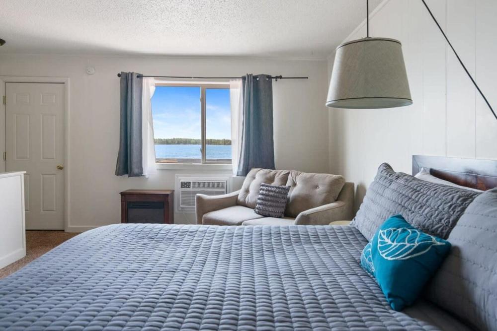 Fife Lake Lodge Multi-Level Lake View King Suite